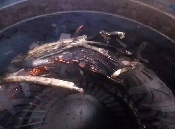 图为一台因高温而烧坏的西玛电机 图为一台因高温而烧坏的西玛电机